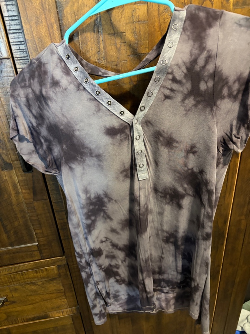 American Eagle Outfitters Gray Tie-Dye V-Neck Short Sleeve Top